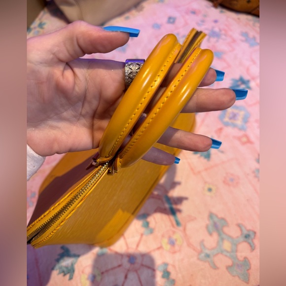 Louis Vuitton Epi Alma PM Handbag - VINTAGE - Picture 9 of 16